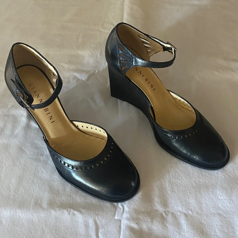 Gianni Bini Black Heeled Shoes - Picture 3 of 6
